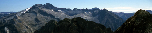 Zoom des del pic Tussé de Remuñe cap al massís de la Maladeta (Valls d'Alba i Cregüeña)